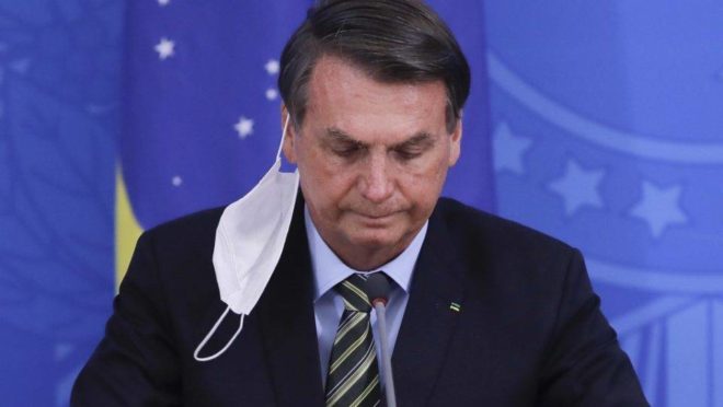 Bolsonaro culpa indústria por compra fracassada de seringas e suspende compra