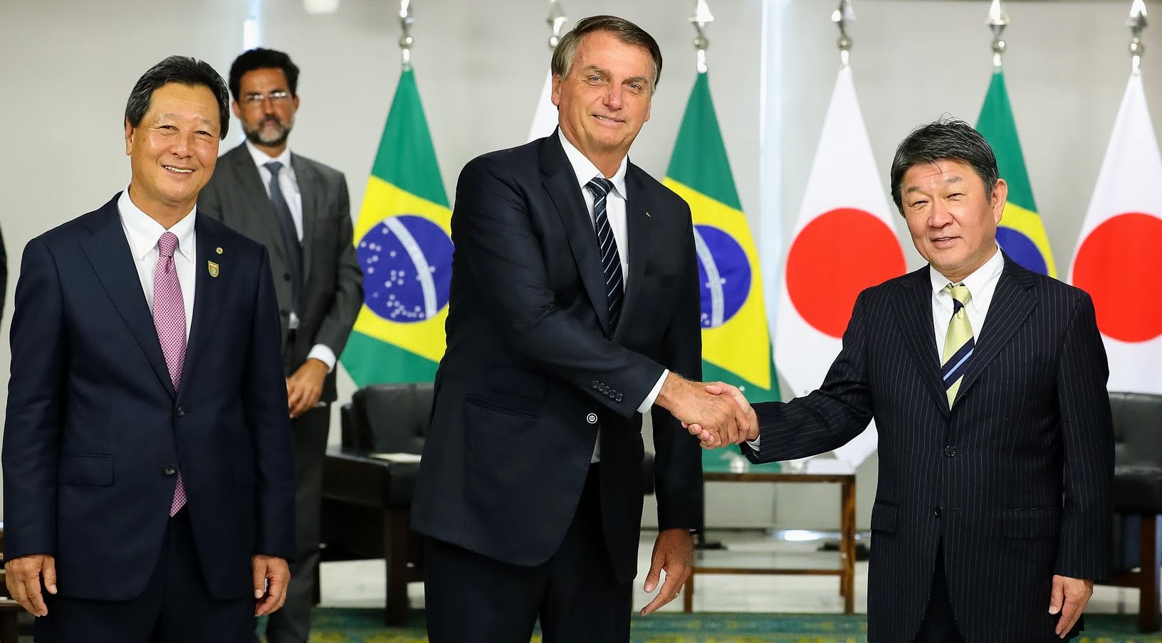 Bolsonaro recebe  Nishimori e   ministro japonês em audiência