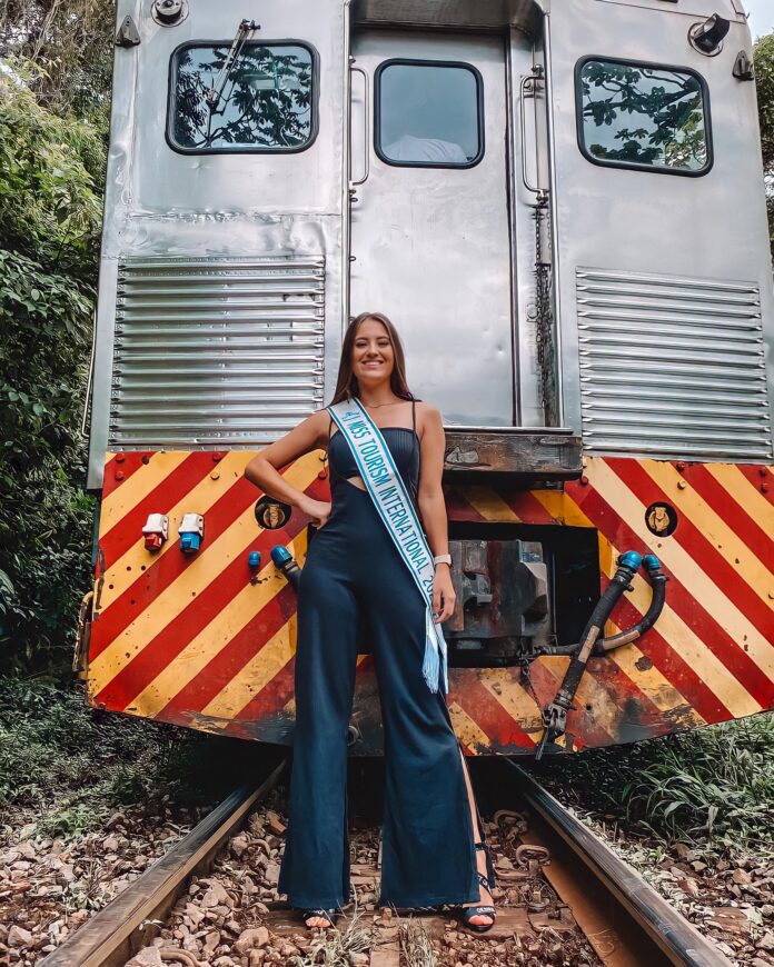 Recém vencedora do título de Miss Turismo Internacional 2021, Carol Vinharski, passou o último sábado em trem de luxo da Serra Verde Express Recém vencedora do título de Miss Turismo Internacional 2021, Carol Vinharski, passou o último sábado em trem de luxo da Serra Verde Express