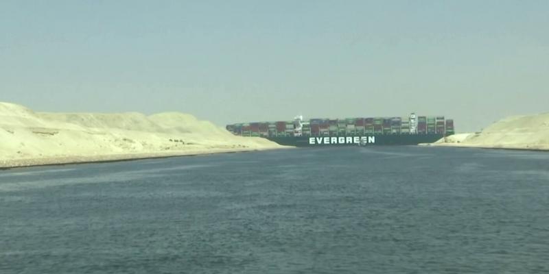 Navio encalhado em Suez causa efeito dominó na logística mundial