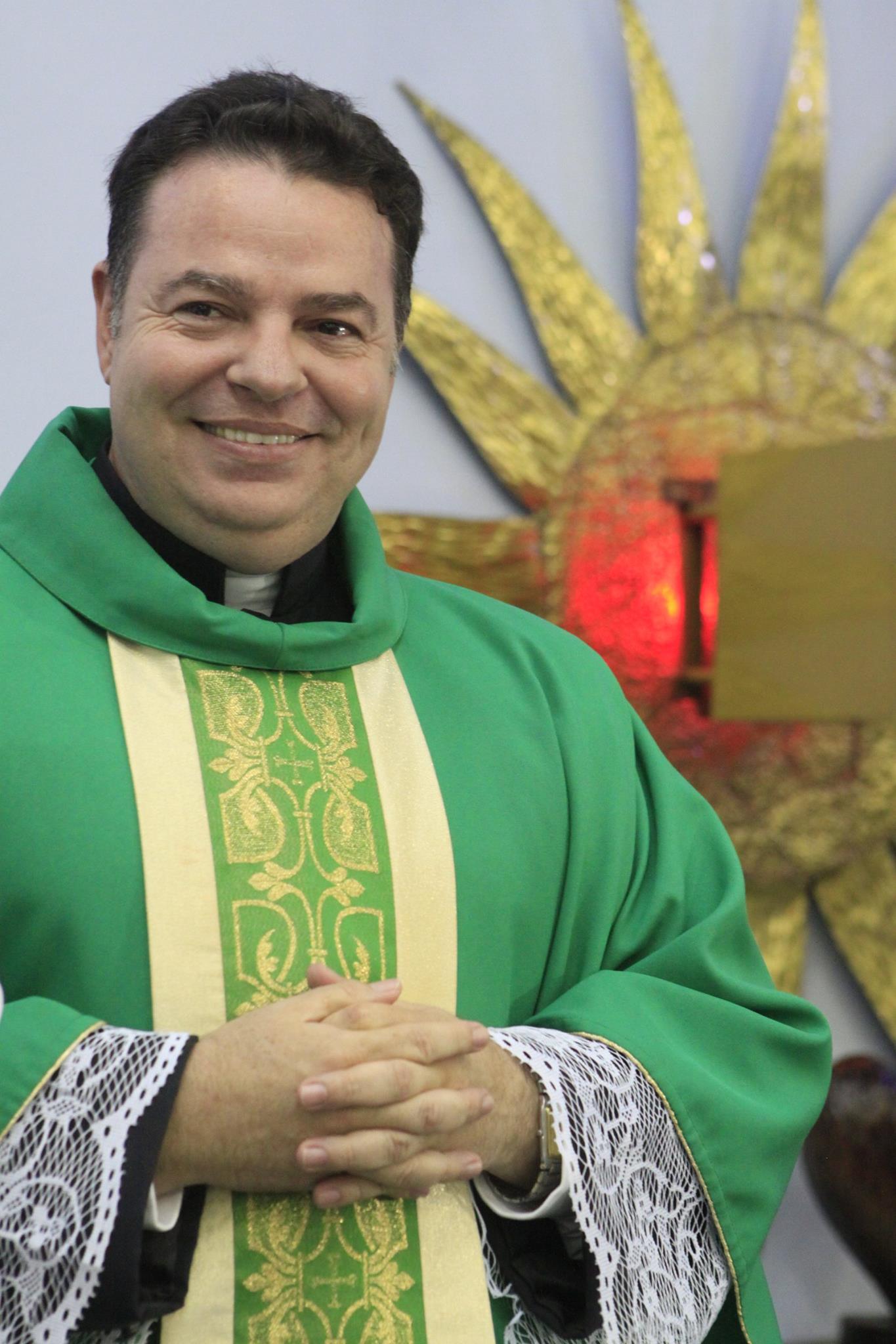 “Teríamos que fechar tudo por 15 dias, diz Padre  Luiz Azevedo