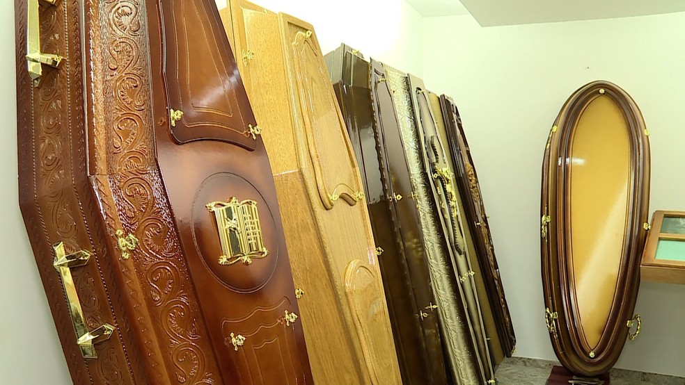 Brasil: funerárias reforçam estoque de caixões