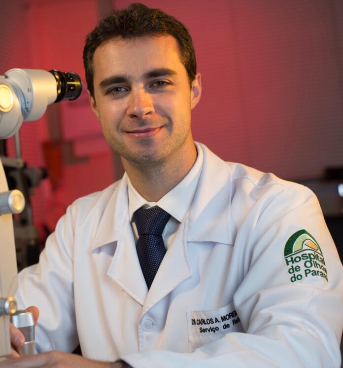 Carlos Moreira Neto, médico oftalmologista especialista em retina, é professor de Oftalmologia do curso de Medicina da Universidade Positivo. Carlos Moreira Neto, médico oftalmologista especialista em retina, é professor de Oftalmologia do curso de Medicina da Universidade Positivo.