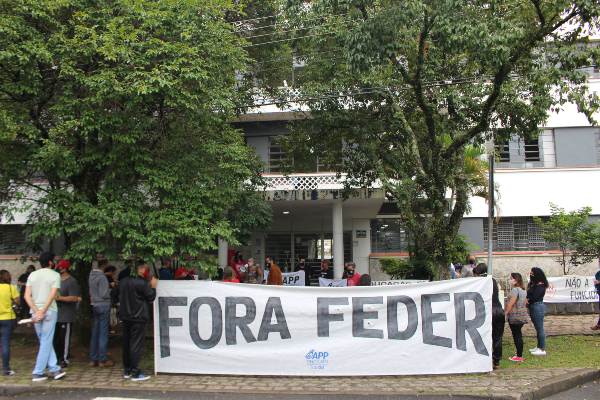 APP-Sindicato e UPES realizam atos pela saída do Secretário de Educação, Renato Feder