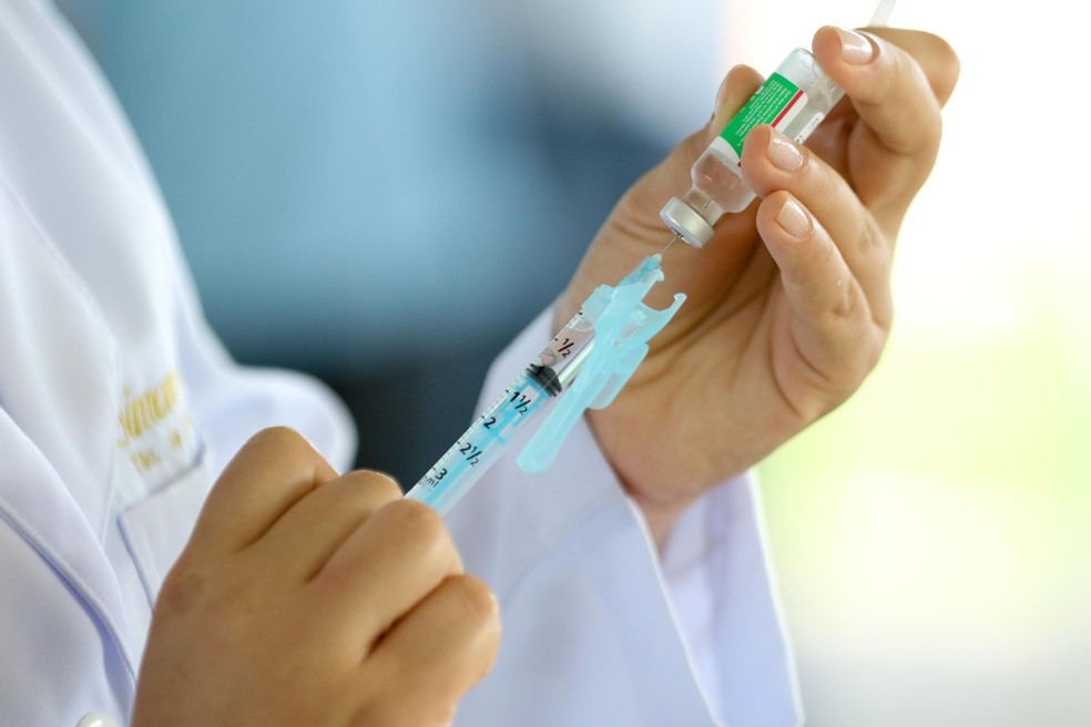Escolha por vacina atrasará fim da crise sanitária no Brasil, diz professora da Uninter