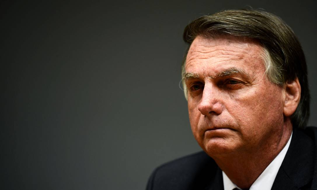 Bolsonaro mente ao dizer que lei obriga Petrobras a aumentar preços