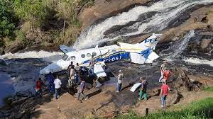 Avião com Marília Mendonça cai em MG