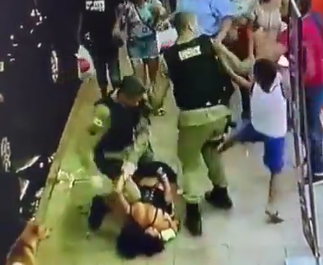 PM de Minas Gerais ataca mulher com criança com mesmo golpe que matou George Floyd