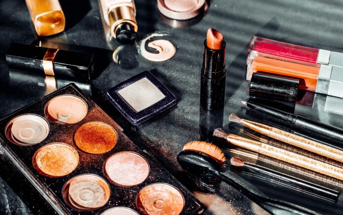 Dermatologistas alertam: uso de cosméticos com data de validade vencida representa riscos para a saúde Dermatologistas alertam: uso de cosméticos com data de validade vencida representa riscos para a saúde