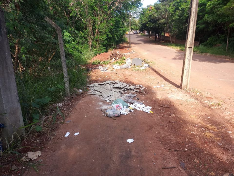 Fundo de vale volta a ter descarte irregular em menos de 48h após limpeza da Prefeitura de Maringá