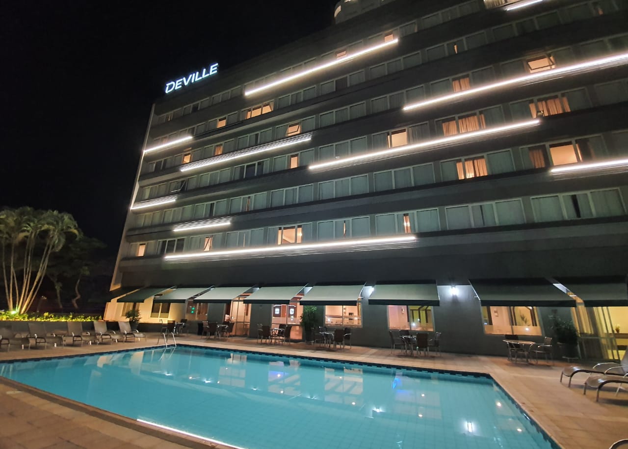 Hotel Deville Business Maringá apresenta nova fachada e cardápio reformulado