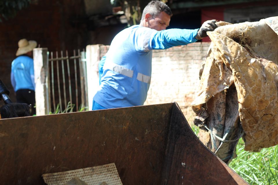 Após denúncia, Prefeitura recolhe 800 kg de materiais que acumulam água em casa no Requião
