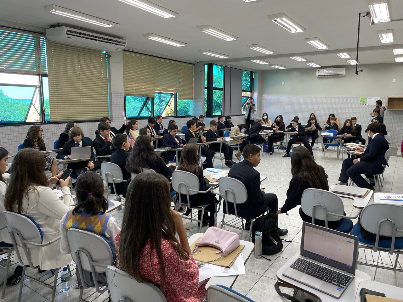 Estudantes debatem temas mundiais em simulação de Conferência Internacional