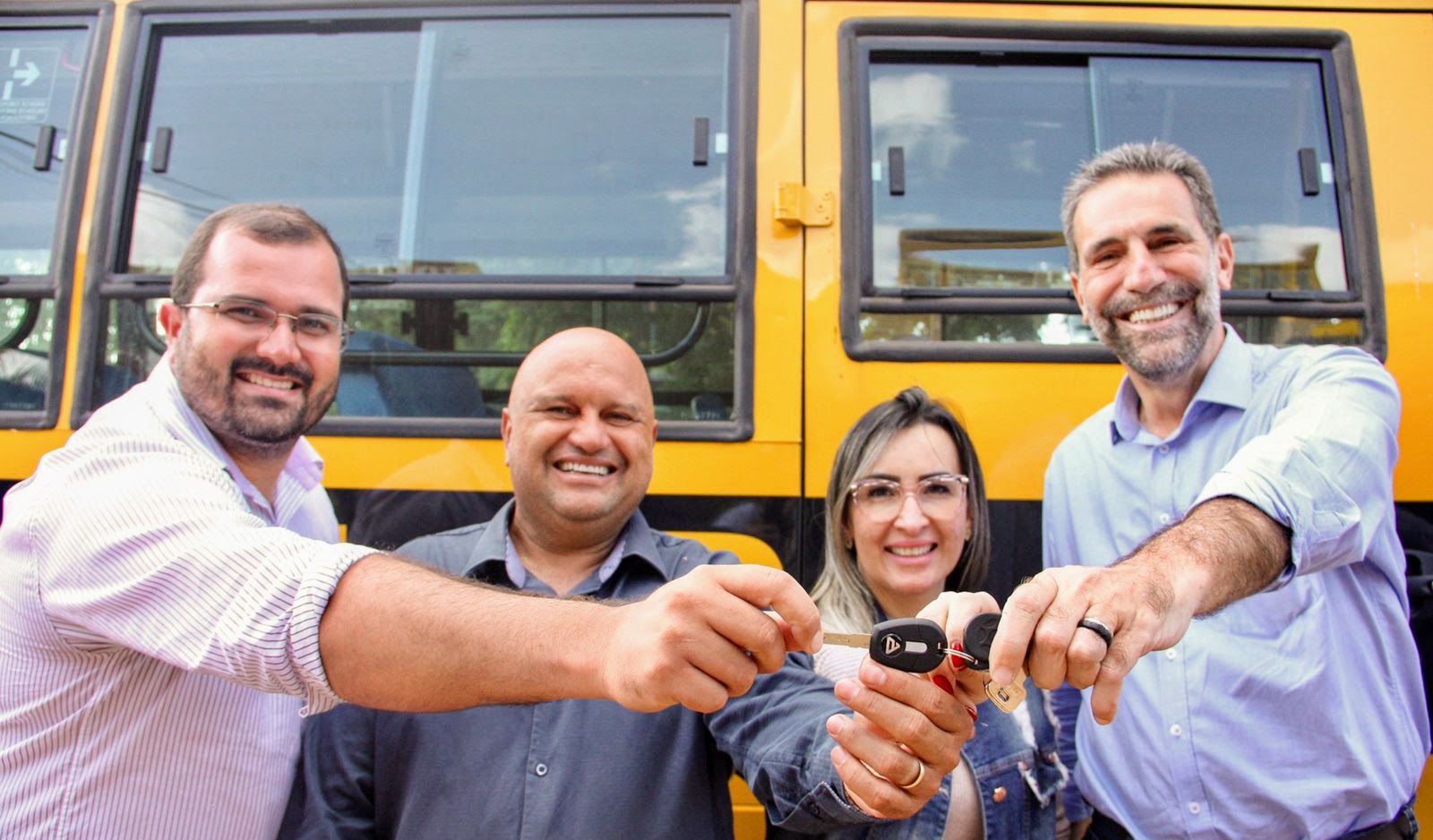 Deputado Enio Verri entrega ônibus escolares em cidades da região