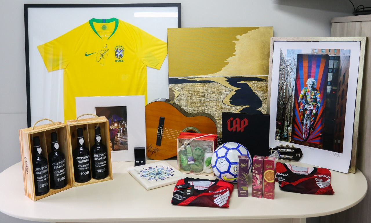 Ação beneficente online leiloa camisa do Neymar, violão do Daniel, pacote de viagem e outros itens