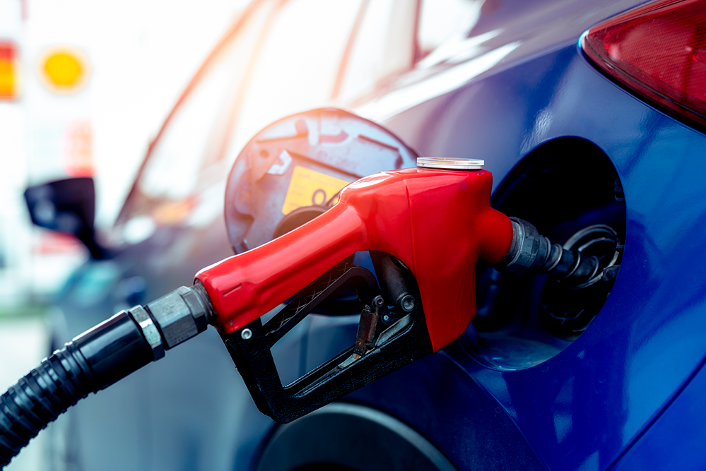 Preço da gasolina cai e diferença do diesel cresce novamente