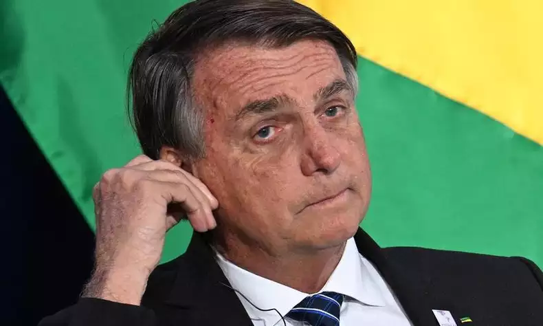 Gasto de Bolsonaro com cartão corporativo foi quase o triplo do divulgado
