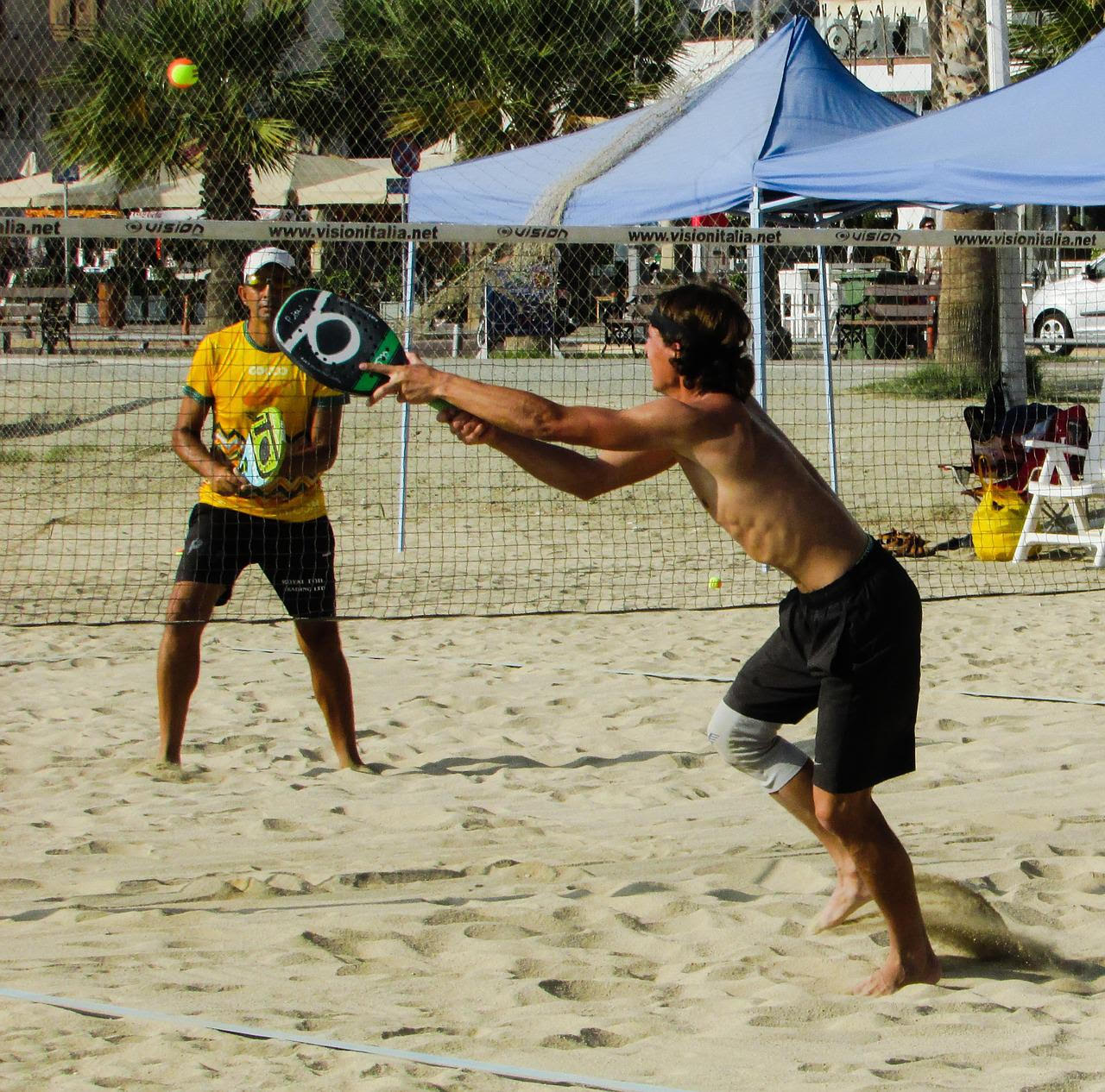 Prática de beach tennis exige preparo físico, diz ortopedista