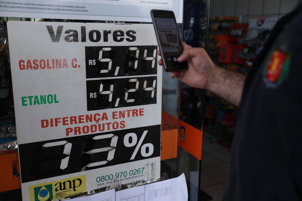 Procon de Maringá realiza pesquisa de preços de combustíveis em 77 postos da cidade
