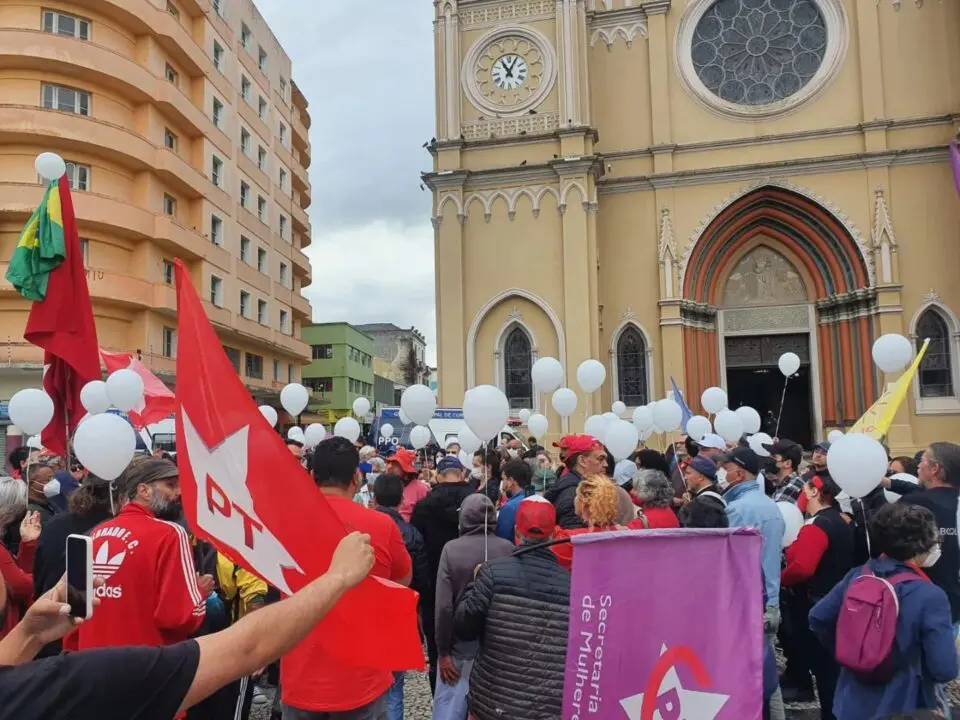 Militantes fazem ato em Curitiba em memória de petista assassinado por bolsonarista: “Basta de violência política”