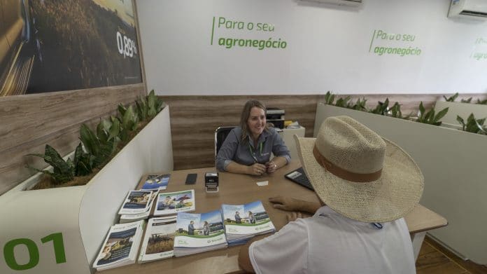 Serão disponibilizados R$ 10,5 bilhões via Pronaf, volume 41% maior do que o verificado no ano-safra passado Serão disponibilizados R$ 10,5 bilhões via Pronaf, volume 41% maior do que o verificado no ano-safra passado