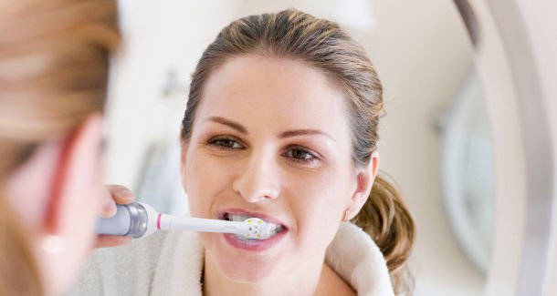 A escovação errada dos dentes pode causar inflamação na gengiva
