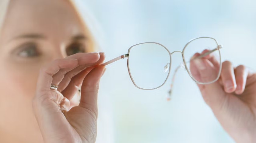 ZEISS lança tecnologia que elimina vírus e bactérias em lentes de óculos