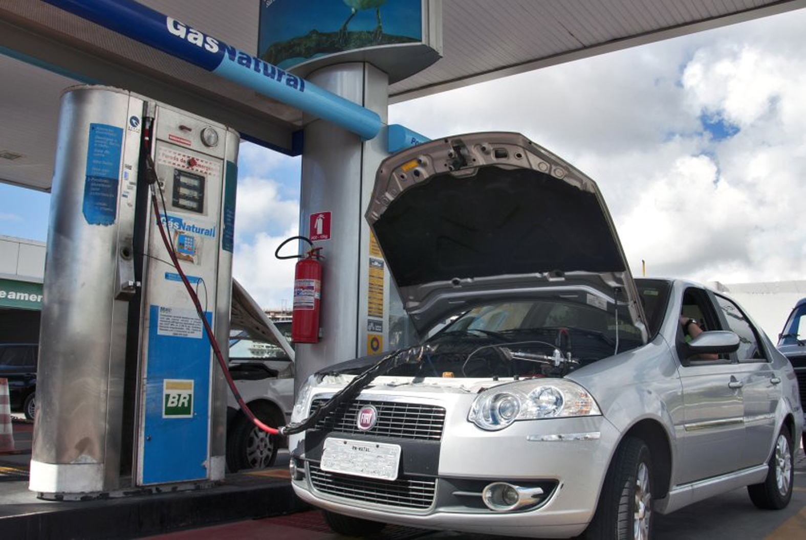 Mesmo com redução do ICMS, gasolina continua alta e motoristas optam pelo GNV