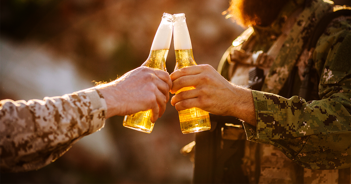 História real de soldado que ousou levar cerveja a uma zona de guerra vira filme