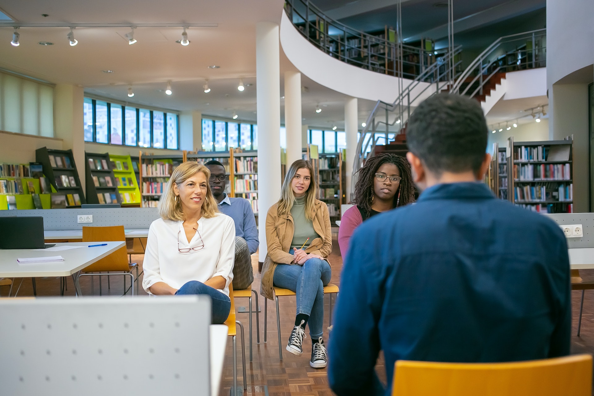 Curso de extensão em educação bilíngue prepara docentes para exigências do CNE