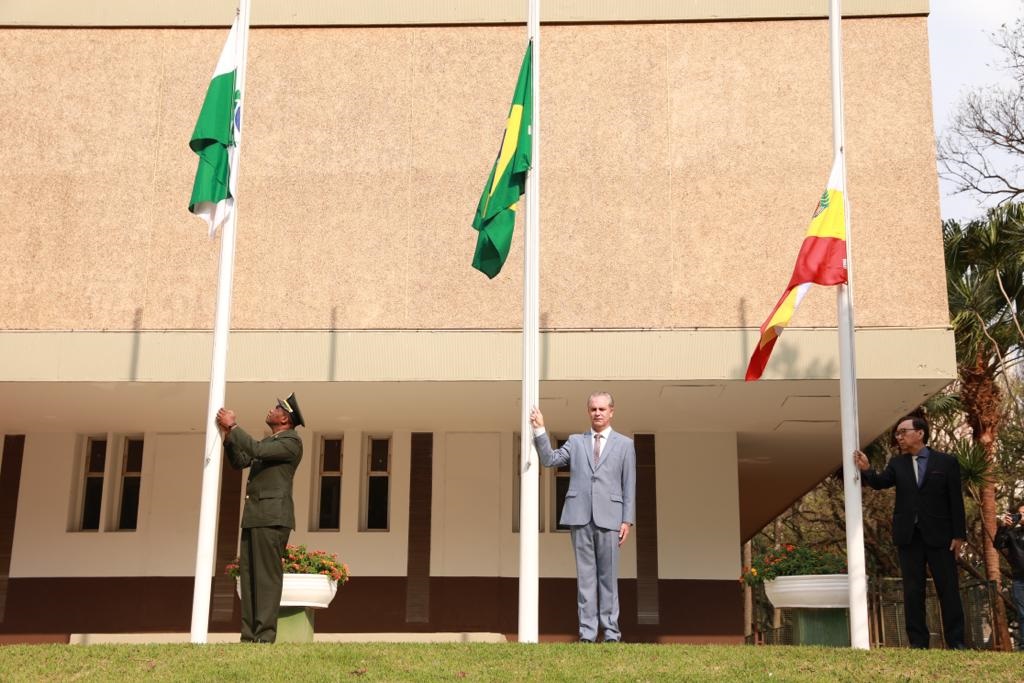 Prefeitura realiza ato cívico com hasteamento de bandeiras em comemoração ao bicentenário da Independência do Brasil