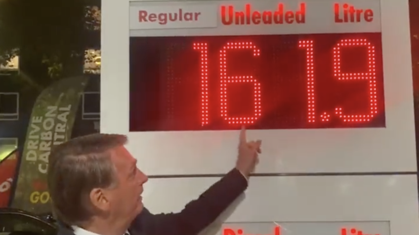 Em Londres, Bolsonaro vai a posto e compara preço de gasolina