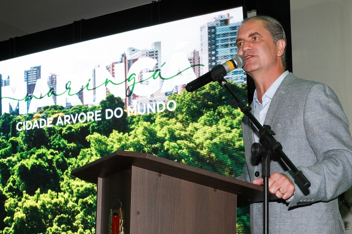 Prêmio que reconhece Maringá como ′Cidade Árvore do Mundo′ é entregue ao prefeito Ulisses Maia
