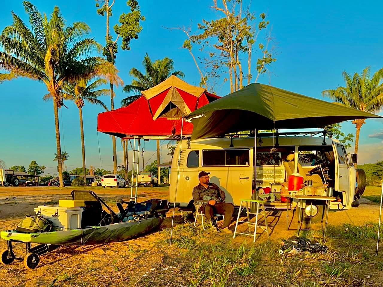 Pescador transforma Kombi para viajar o Brasil