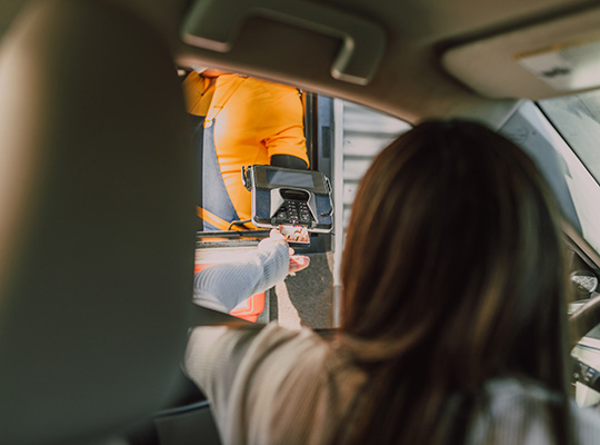 Novos hábitos do consumidor elevam adesão aos drive-thru