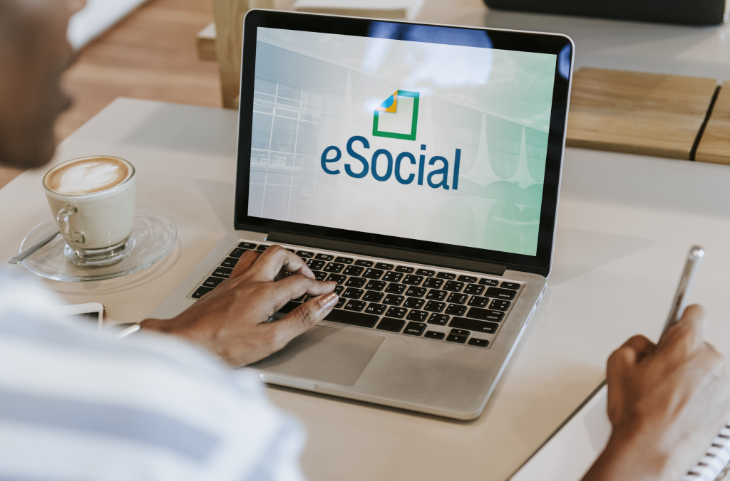 Descumprimento do eSocial pode custar R$ 4 mil de multa