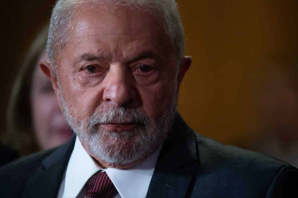 Exames de Lula mostram inflamação na garganta e leucoplasia