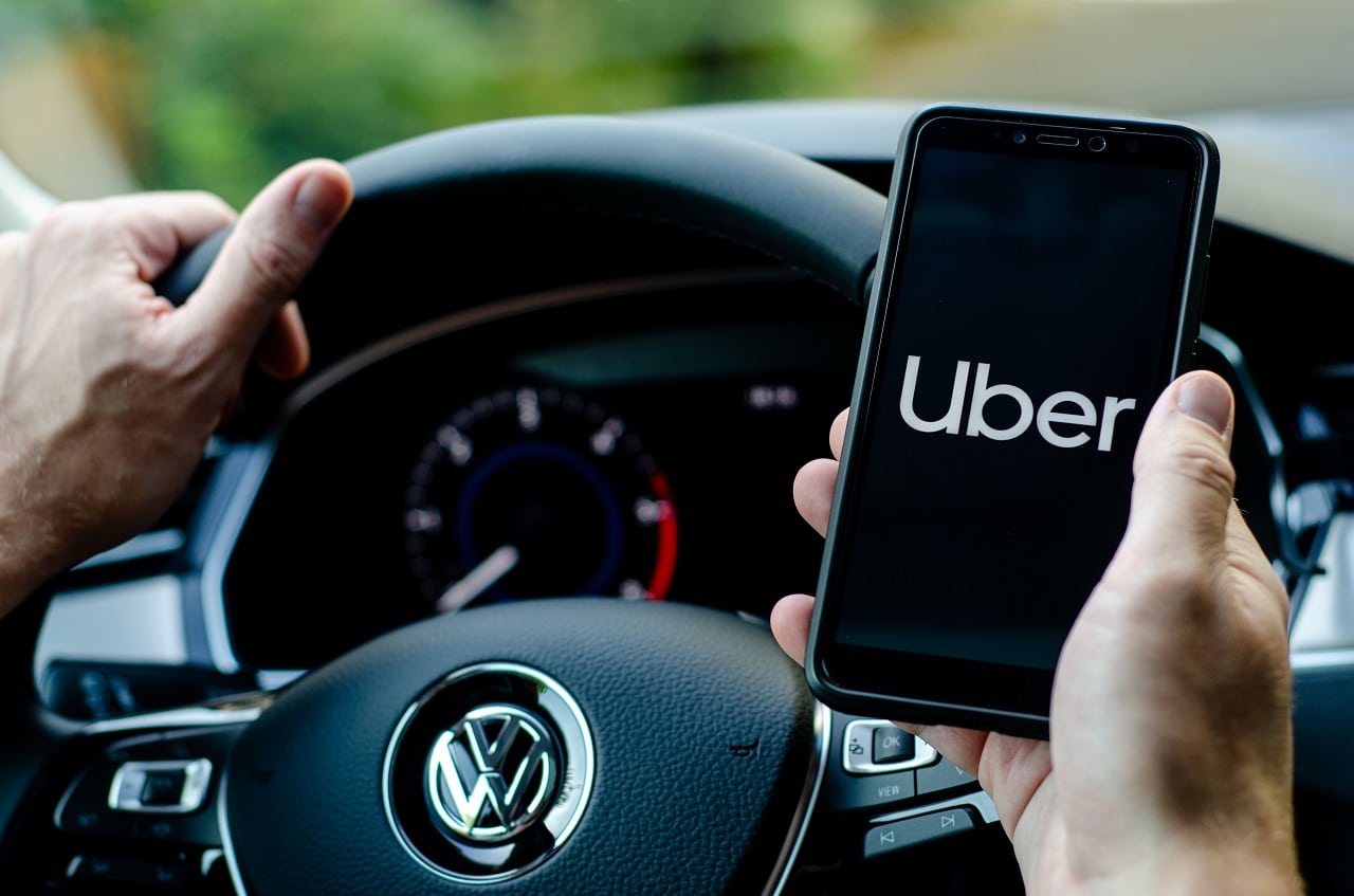 Justiça multa Uber em R$ 1 bi e manda empresa registrar motoristas