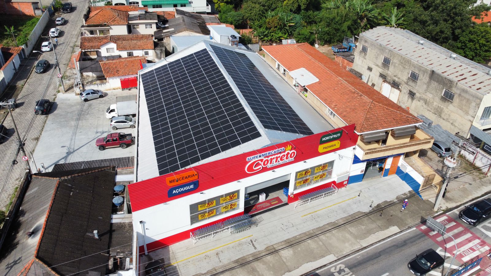 Parceria entre marcas leva energia solar a rede de supermercados de SP