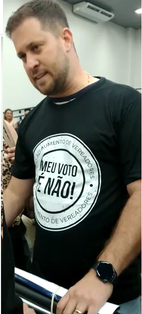 Camisa preta diz que se não resolver na paz, pode acontecer de o povo pegar os vereadores na rua e fazer coisa ruim; Veja