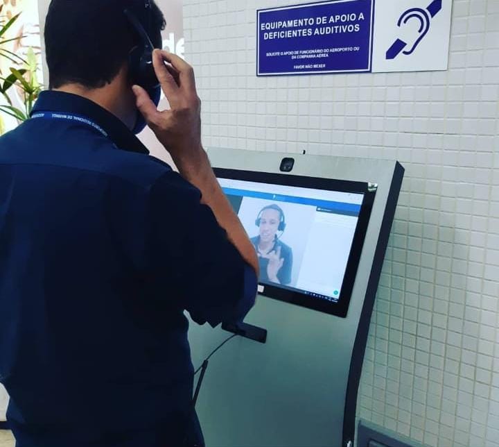 Aeroporto Regional de Maringá aposta em tecnologia para comunicação com surdos