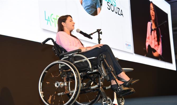 Lais Souza ministra palestra sobre qualidade em evento empresarial