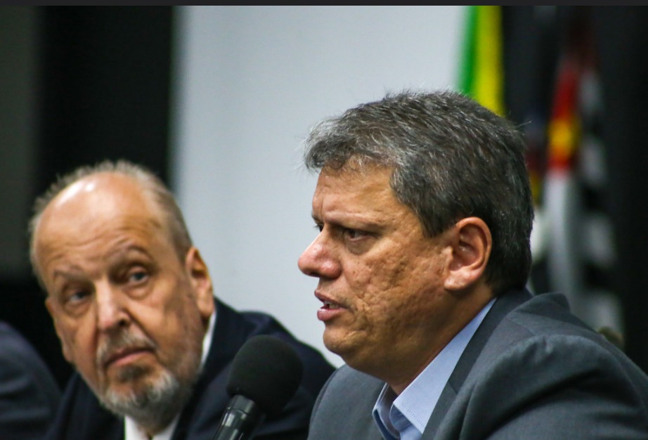 Governador Tarcísio de Freitas assina acordo para redução do ICMS sobre o QAV em SP