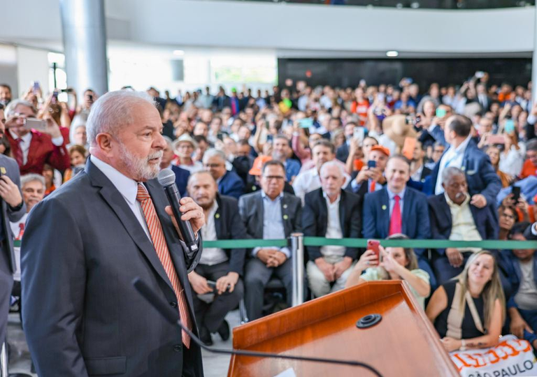 Presidente Lula determina elaboração de proposta para valorização do salário mínimo