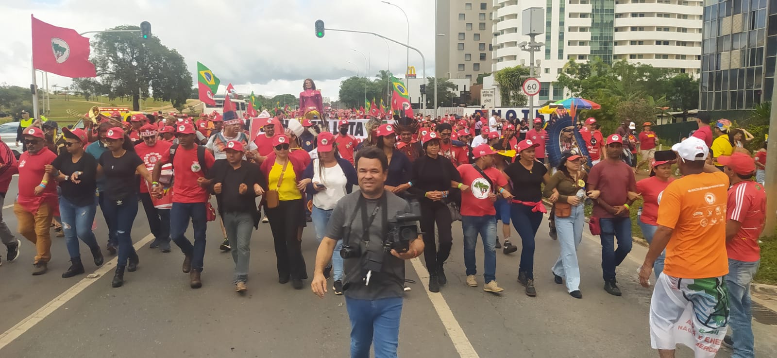 Dez mil pessoas de movimentos populares marcharam para ocupar à Praça dos Três Poderes