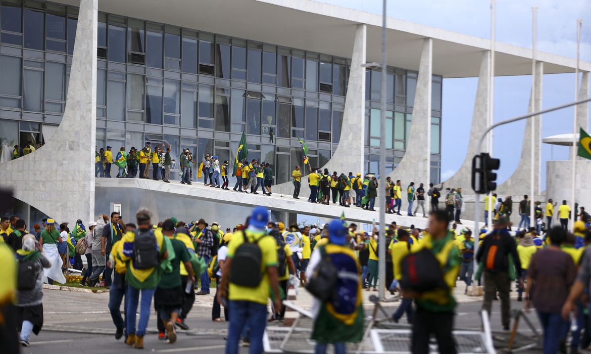 Quem estava manifestando, mesmo que pacificamente, ou fez doações ao movimento e nem chegou perto de Brasília, pode ser incluído nos processos