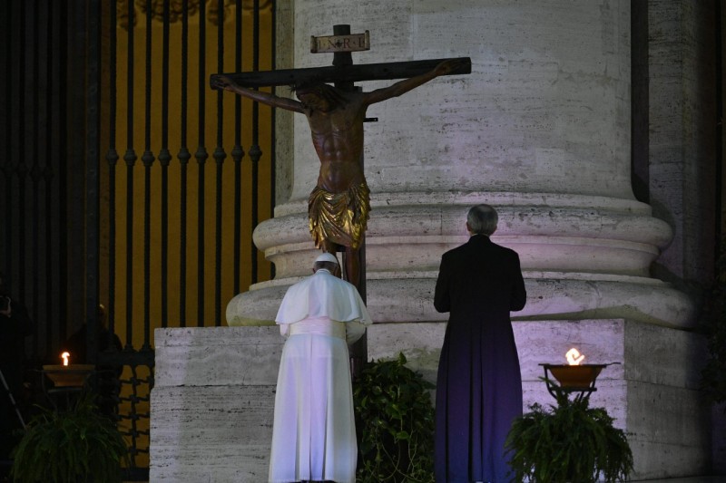 Autor lança narrativa ficcional sobre Papa e Igreja Católica