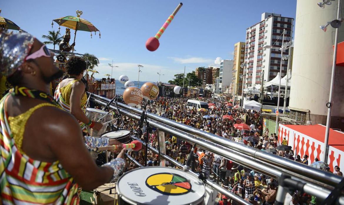 Volta do carnaval deve injetar mais de R$ 8 bi na economia