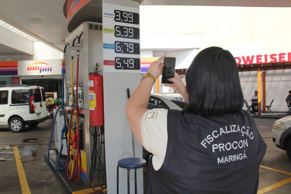 Procon registra redução de até 4% no preço do combustível em Maringá no período de um mês