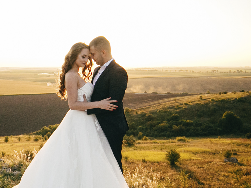 Plataformas ajudam casais do pedido de noivado ao casamento